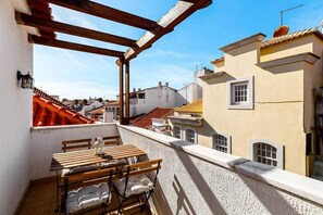 Outdoor dining - Cascais Seaside Duplex (Cascais)