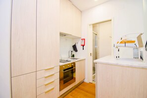 Fridge, microwave, oven, stovetop - Lisbon Modern Downtown (Lisbon)