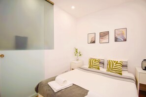 2 bedrooms, desk, iron/ironing board, travel cot - Lisbon Modern Downtown (Lisbon)