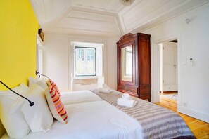 Bureau, fer et planche à repasser, lit parapluie, Wi-Fi gratuit