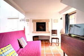 Smart TV y chimenea 
