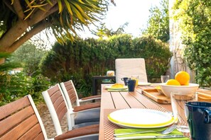 Outdoor dining - Charming Coastside Villa (Colares)