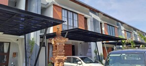 Exterior - Luxury central Denpasar home with pool and clubhouse for an easy family stay. (Denpasar Barat)