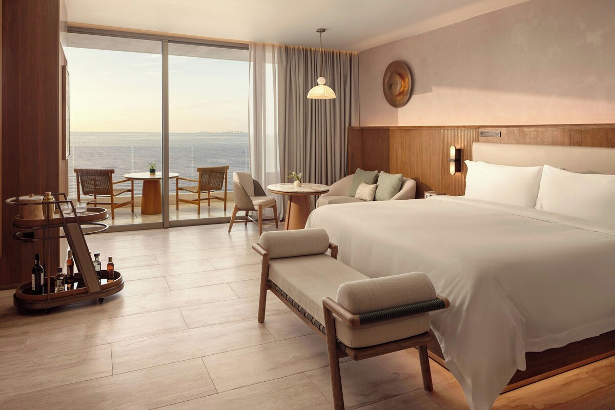 Deluxe Room, 1 King Bed, Terrace, Ocean View (Terrace) | Minibar, in-room safe, blackout curtains