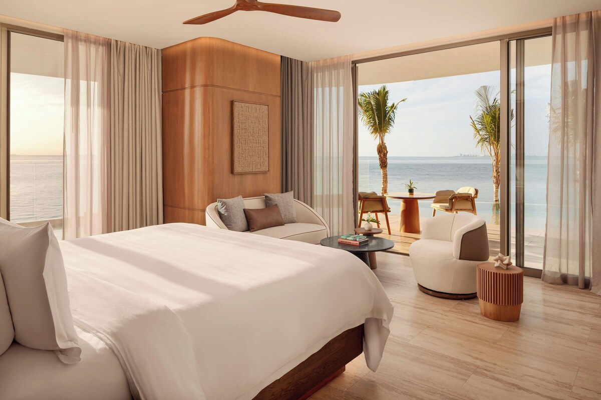 Suite, 1 Bedroom, Ocean View | Minibar, in-room safe, blackout curtains