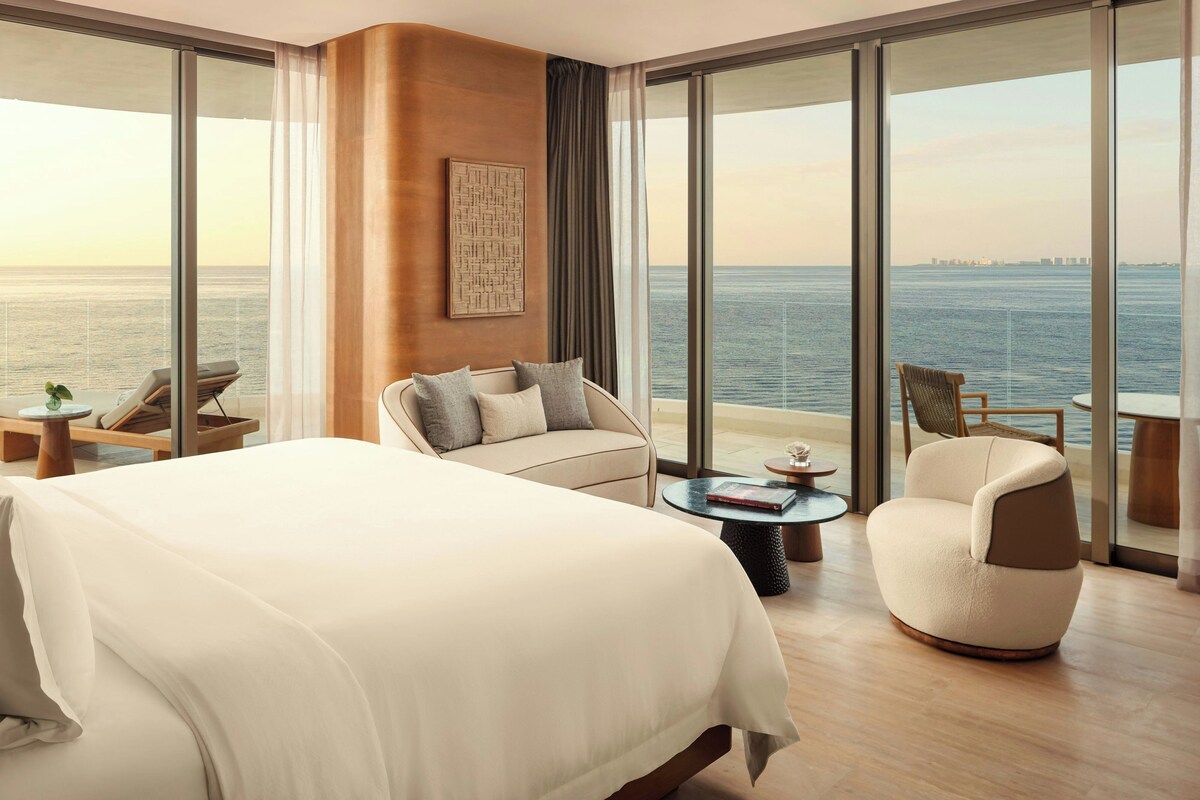 Suite, 1 Bedroom, Ocean View | Minibar, in-room safe, blackout curtains