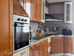 Fridge, microwave, oven, stovetop - Your Authentic Retreat in the Heart of Naples. (Napoli)