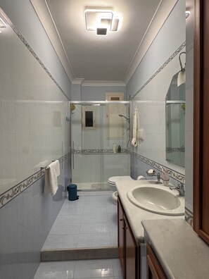 Regadera, secadora de cabello, bidet, toallas 