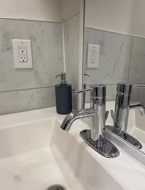 Douche, serviettes fournies, savon, papier toilette