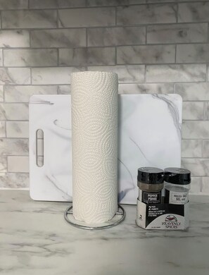 Douche, serviettes fournies, savon, papier toilette