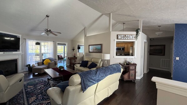 Living area - Relaxing 3-Bedroom Retreat on a Quiet Pond Close to Pinehurst & Southern Pines (Whispering Pines)