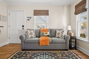 TV - Newly Renovated|Steps to Bars & Restaurants (Charleston)