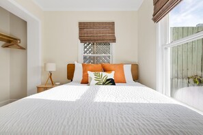 Iron/ironing board, WiFi, bed sheets - Newly Renovated|Steps to Bars & Restaurants (Charleston)