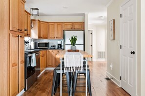 Fridge, microwave, oven, stovetop - Newly Renovated|Steps to Bars & Restaurants (Charleston)