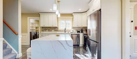 Réfrigérateur, four à micro-ondes, surface de cuisson, lave-vaisselle