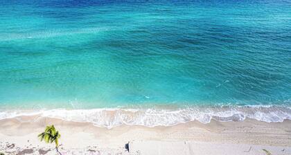 Walk to Hollywood Beach: Luxury Family Getaway!