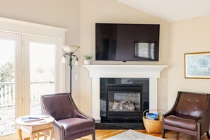 Living area - Private 2BR/1BA guest house on hillside with sweeping views of downtown Prescott (Prescott)