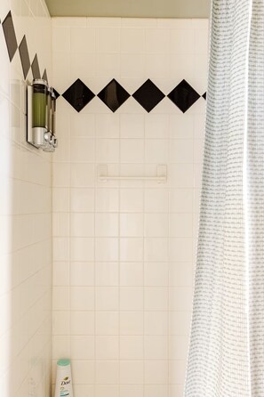 Hair dryer, towels, soap, toilet paper - Private 2BR/1BA guest house on hillside with sweeping views of downtown Prescott (Prescott)