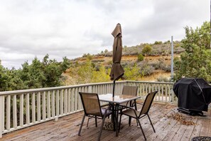 Outdoor dining - Private 2BR/1BA guest house on hillside with sweeping views of downtown Prescott (Prescott)