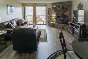 TV, fireplace - 1 Mi to Dtwn Pigeon Forge! Mtn-View Gem w/ Balcony (Pigeon Forge)