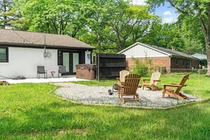 Terrace/patio - Off Leash Oasis: Hot Tub, Fire Pit & Pets Welcome! (Indianapolis)