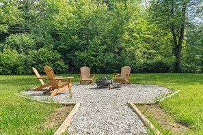 Property grounds - Off Leash Oasis: Hot Tub, Fire Pit & Pets Welcome! (Indianapolis)