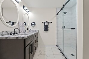 Shower, hair dryer, towels - Off Leash Oasis - Brand New Hot Tub & Fire Pit - Pet Friendly! (Indianapolis)