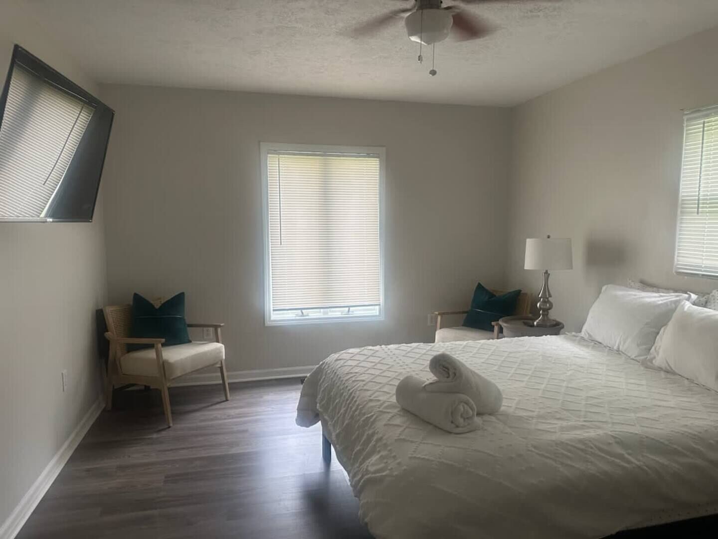 Escritorio, tabla de planchar con plancha, cuna de viaje y wifi 