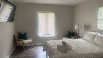 Escritorio, tabla de planchar con plancha, cuna de viaje y wifi