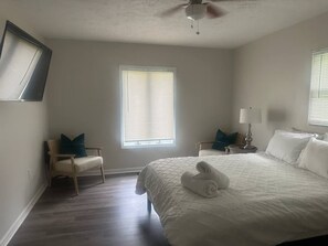 Skrivebord, strykejern/-brett, reiseseng for barn og wi-fi