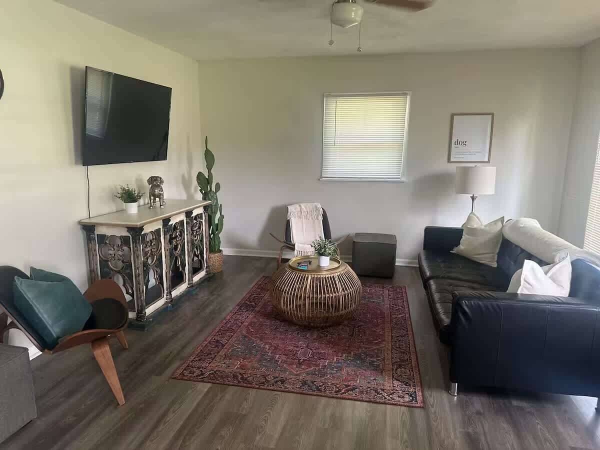 Televisión y oficina 