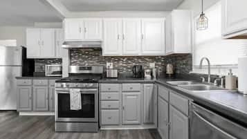 Refrigerador, microondas, placa de cocina, lavavajillas