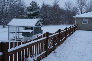 Property grounds - 3 Private Suites on 3 Acres | Fenced Yard | Pets (Fishers)