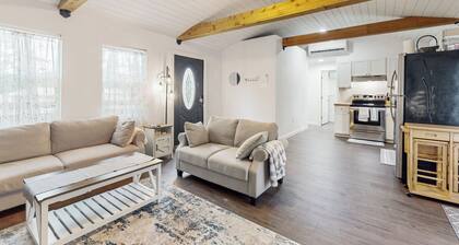 2BR Charming Home w/ Porch, W & D