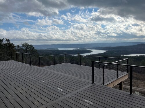 Majestic 5-bedroom mountain home with breathtaking views of Greers Ferry Lake