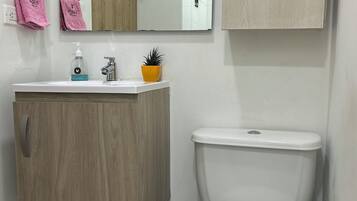 Toallas, jabón, papel de baño