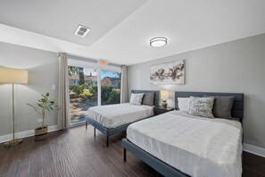 5 bedrooms, desk, iron/ironing board, WiFi - Unique Home in Maywood - 5 Bedroom (Maywood)