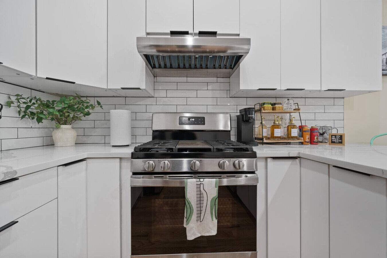 Kylskåp, mikrovågsugn, ugn och spishäll