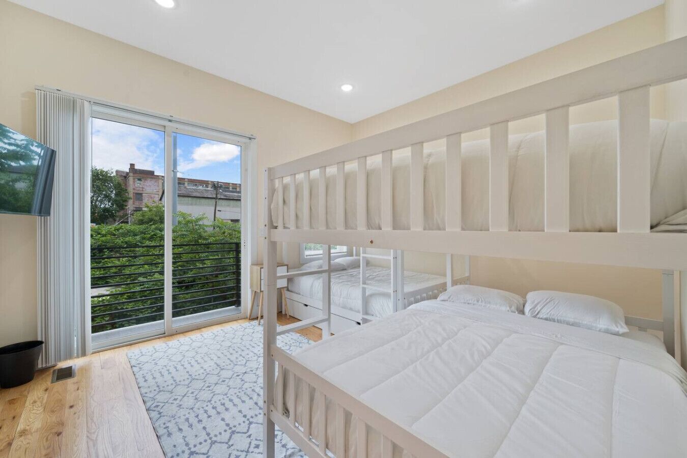 Escritorio, tabla de planchar con plancha, cuna de viaje y wifi 