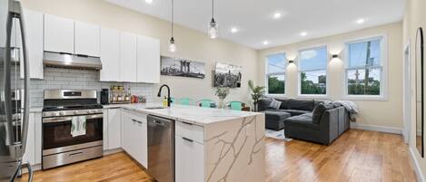 Kjøleskap, mikrobølgeovn, ovn og kokeplater