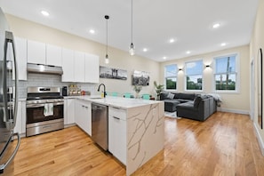 Jääkaappi, mikroaaltouuni, uuni, liesi