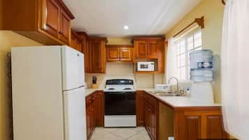 Desk, laptop workspace, iron/ironing board, free WiFi