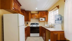 Schreibtisch, laptopgeeigneter Arbeitsplatz, Bügeleisen/Bügelbrett