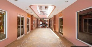 Bàn, khu vực làm việc phù hợp cho laptop, bàn ủi/dụng cụ ủi quần áo 