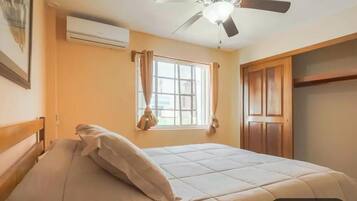 Desk, laptop workspace, iron/ironing board, free WiFi