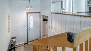 Et moderne køkken med en træbordplade, indbygget ovn og en stålvask.