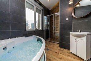 Secador de pelo, toallas, jabón, papel higiénico