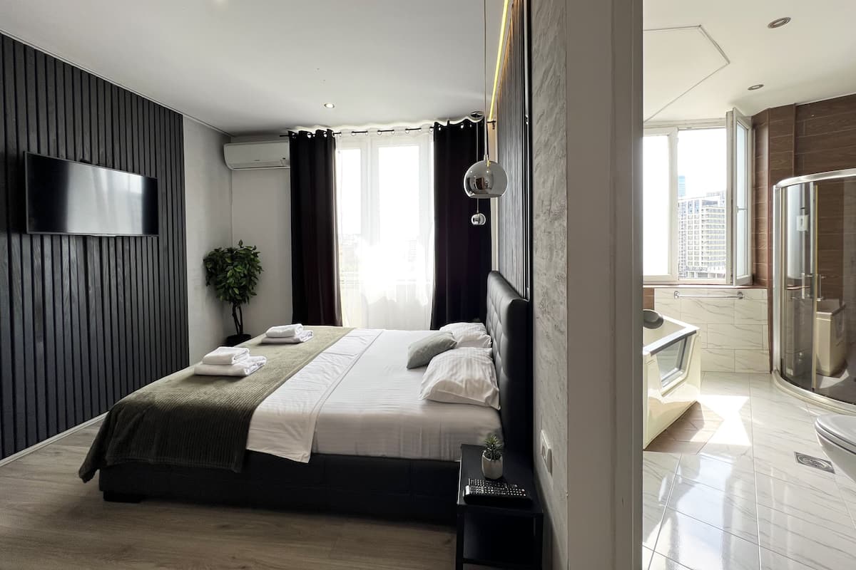 Comfort Apartment | Blackout drapes, iron/ironing board, free WiFi