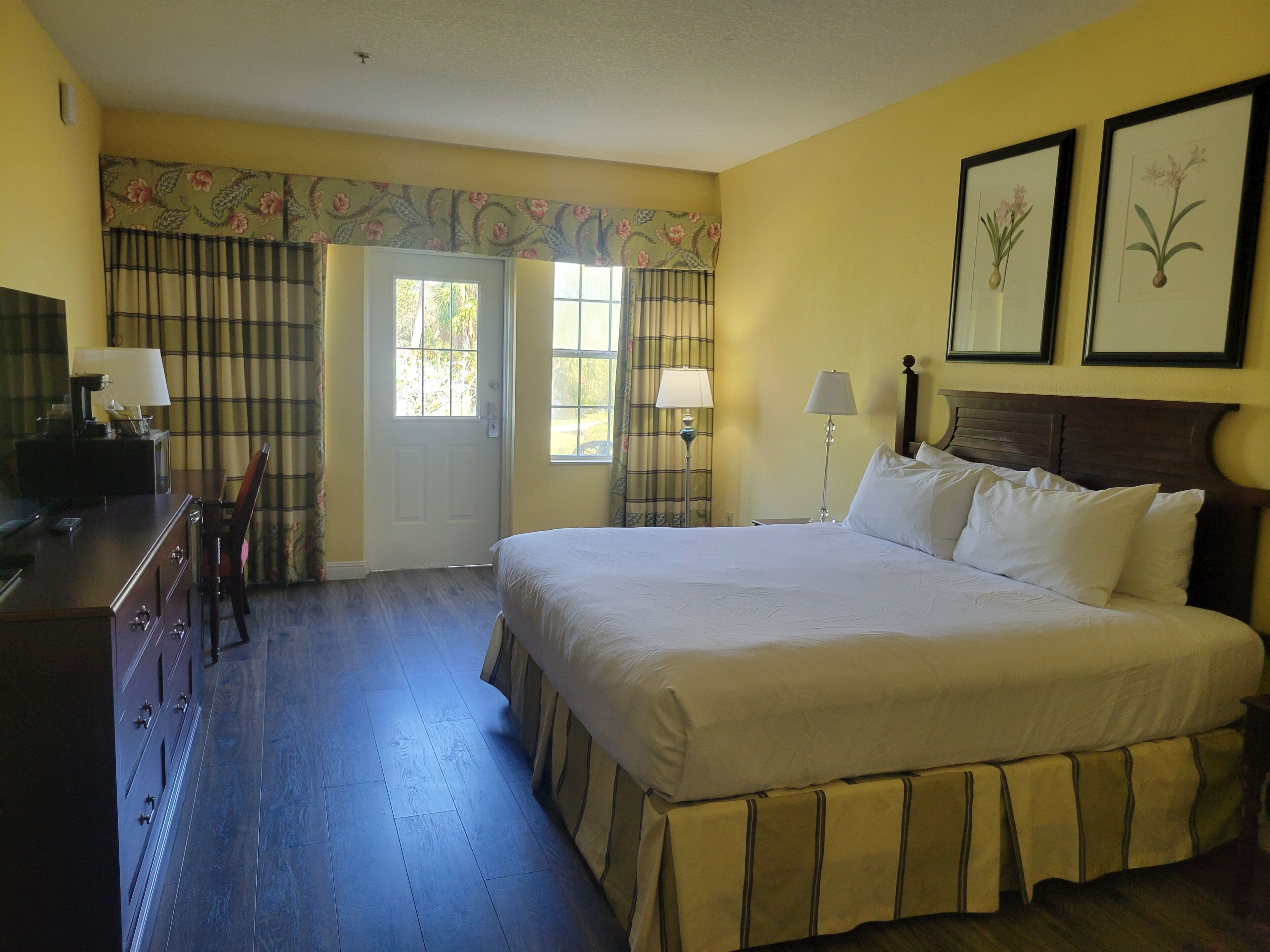 مكتب وستائر تعتيم ومكواة/لوح كي وواي فاي مجانًا