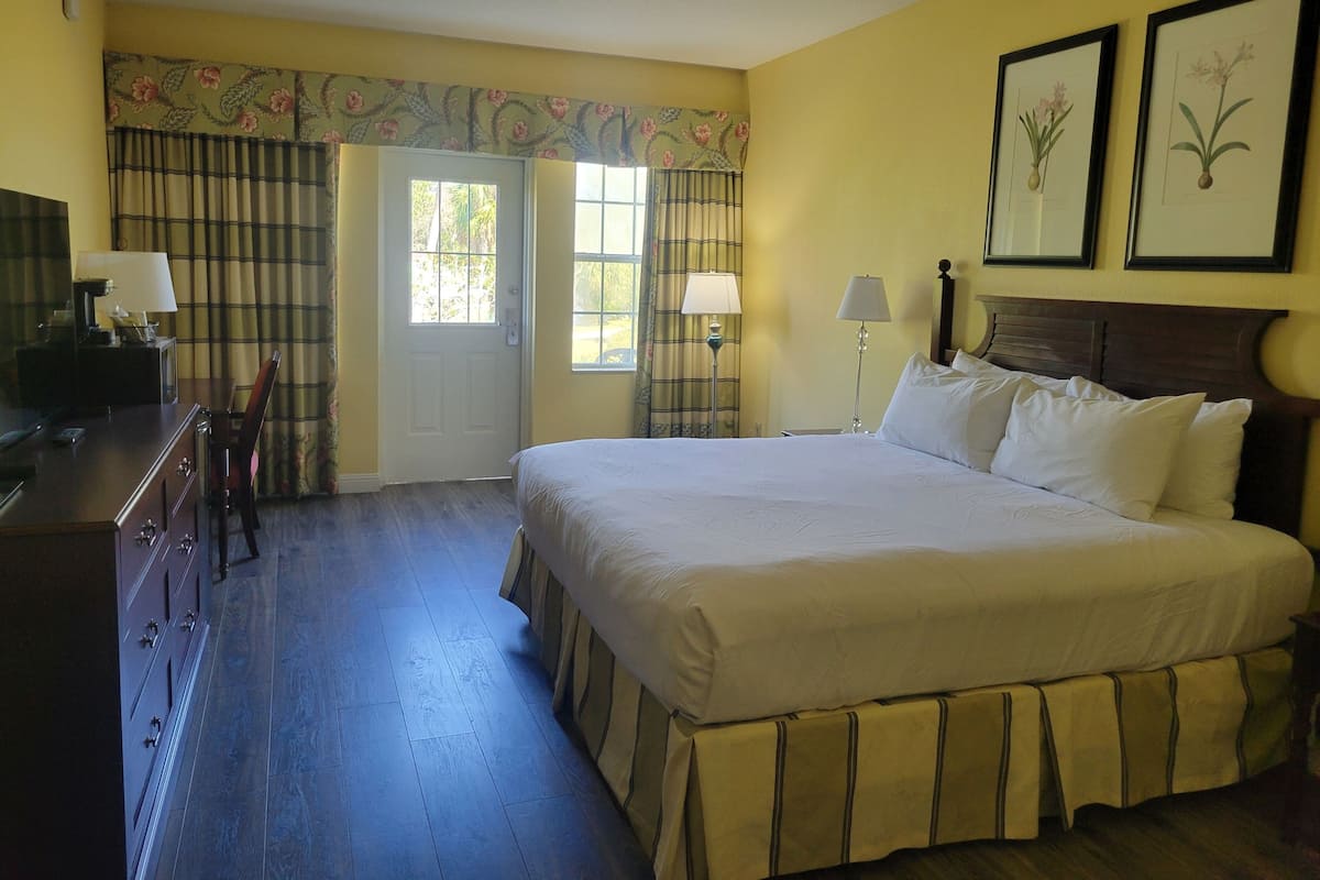 Deluxe Single Room, Patio, Canal View | Desk, blackout drapes, iron/ironing board, free WiFi